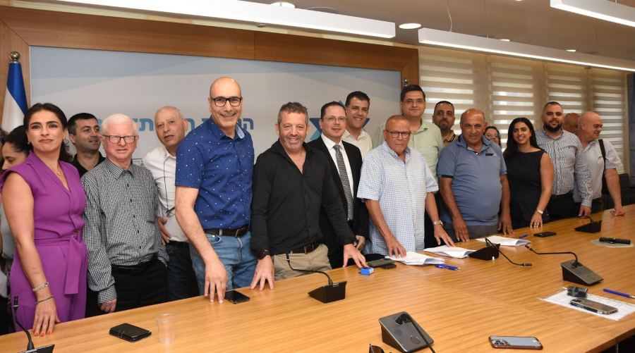 التوقيع على اتفاقية عمل جماعية رائدة في مستشفى الناصرة الانجليزي